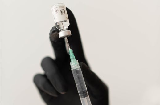 kosmetolog podający stymulatory tkankowe